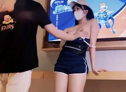 Em nhân viên xinh đẹp bán TV với vị khách may mắn