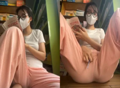 Thiếu nữ vừa đọc sách vừa nhét sextoy vào lồn rên khe khẽ