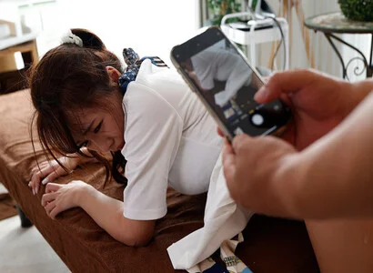 Nhân viên triệt lông rồi đè ra làm chuyện người lớn