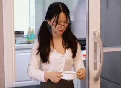 Chàng trai lái xe trong khi người quen trong xóm chén