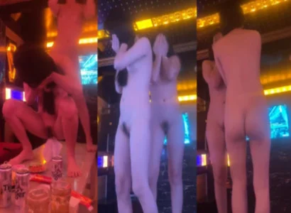 Cô gái khoe thân và múa thoát y cực loạn tại quán hát