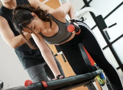 Anh PT số hưởng và người phụ nữ thiếu thốn tình dục lên giường với nhau